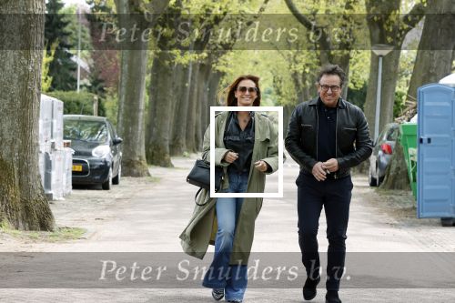 Huizen 15 mei 2021
Marco Borsato en Leontien Borsato vertrekken vanuit Huizen naar de verjaardag van Leco