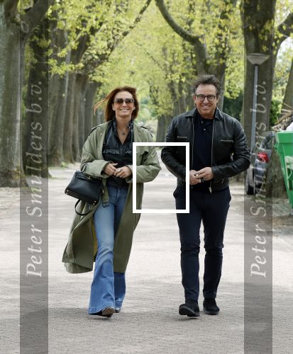 Huizen 15 mei 2021
Marco Borsato en Leontien Borsato vertrekken vanuit Huizen naar de verjaardag van Leco