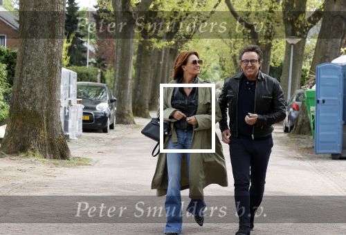 Huizen 15 mei 2021
Marco Borsato en Leontien Borsato vertrekken vanuit Huizen naar de verjaardag van Leco
