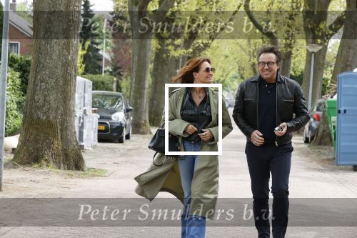 Huizen 15 mei 2021
Marco Borsato en Leontien Borsato vertrekken vanuit Huizen naar de verjaardag van Leco
