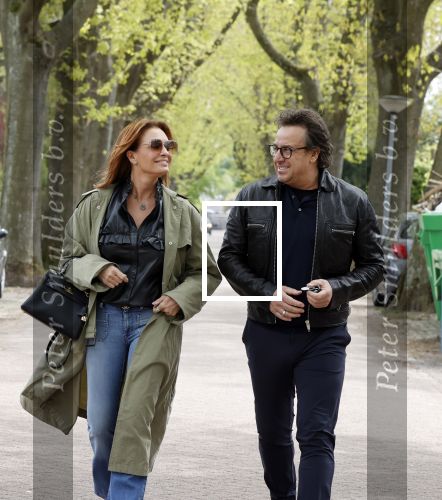 Huizen 15 mei 2021
Marco Borsato en Leontien Borsato vertrekken vanuit Huizen naar de verjaardag van Leco
