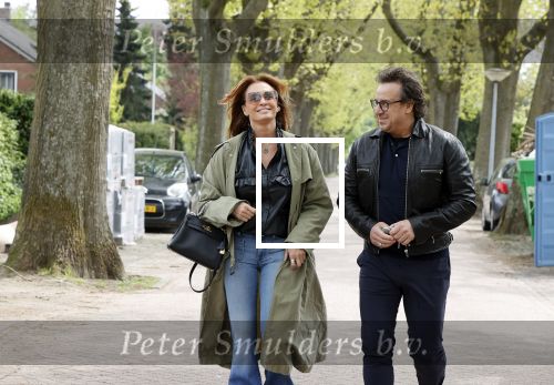Huizen 15 mei 2021
Marco Borsato en Leontien Borsato vertrekken vanuit Huizen naar de verjaardag van Leco