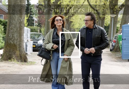 Huizen 15 mei 2021
Marco Borsato en Leontien Borsato vertrekken vanuit Huizen naar de verjaardag van Leco