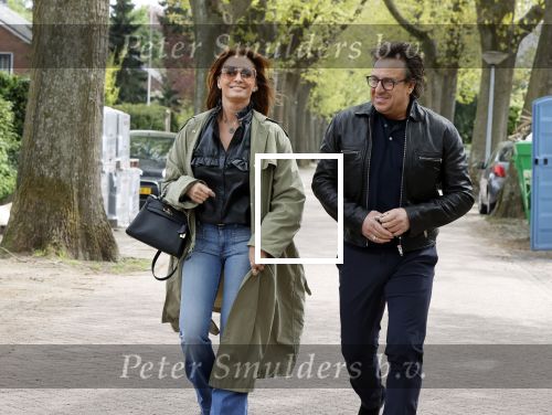 Huizen 15 mei 2021
Marco Borsato en Leontien Borsato vertrekken vanuit Huizen naar de verjaardag van Leco