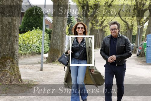 Huizen 15 mei 2021
Marco Borsato en Leontien Borsato vertrekken vanuit Huizen naar de verjaardag van Leco