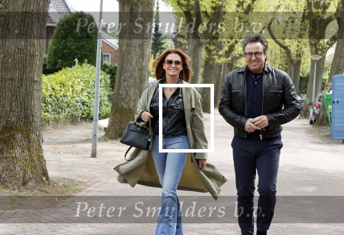 Huizen 15 mei 2021
Marco Borsato en Leontien Borsato vertrekken vanuit Huizen naar de verjaardag van Leco