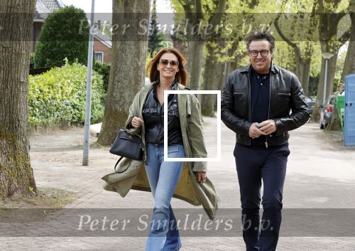 Huizen 15 mei 2021
Marco Borsato en Leontien Borsato vertrekken vanuit Huizen naar de verjaardag van Leco