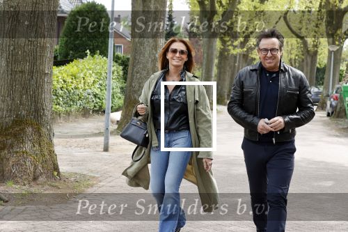 Huizen 15 mei 2021
Marco Borsato en Leontien Borsato vertrekken vanuit Huizen naar de verjaardag van Leco