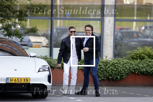 Amsterdam 12 mei 2021
Marco Borsato en Rolf Sanchez arriveren in de porsche Taycan bij Q music