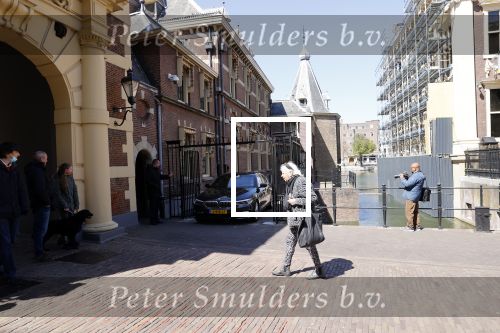 Den Haag 26 april 2021
Minister president Mark Rutte vertrekt met zijn auto vanaf het torentje. Er staan veel mensen te kijken.