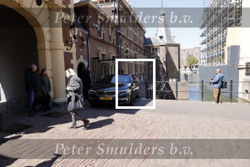 Den Haag 26 april 2021
Minister president Mark Rutte vertrekt met zijn auto vanaf het torentje. Er staan veel mensen te kijken.