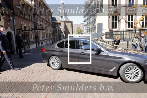 Den Haag 26 april 2021
Minister president Mark Rutte vertrekt met zijn auto vanaf het torentje. Er staan veel mensen te kijken.