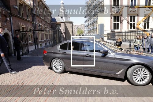 Den Haag 26 april 2021
Minister president Mark Rutte vertrekt met zijn auto vanaf het torentje. Er staan veel mensen te kijken.