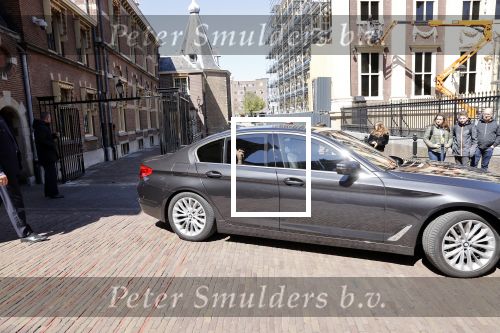 Den Haag 26 april 2021
Minister president Mark Rutte vertrekt met zijn auto vanaf het torentje. Er staan veel mensen te kijken.