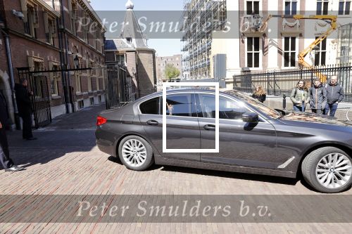Den Haag 26 april 2021
Minister president Mark Rutte vertrekt met zijn auto vanaf het torentje. Er staan veel mensen te kijken.