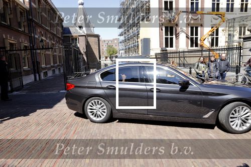 Den Haag 26 april 2021
Minister president Mark Rutte vertrekt met zijn auto vanaf het torentje. Er staan veel mensen te kijken.