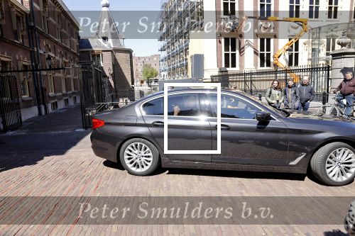 Den Haag 26 april 2021
Minister president Mark Rutte vertrekt met zijn auto vanaf het torentje. Er staan veel mensen te kijken.