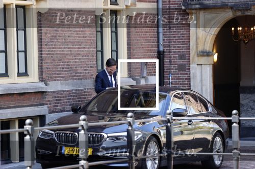 Den Haag 26 april 2021
Minister president Mark Rutte vertrekt met zijn auto vanaf het torentje. Er staan veel mensen te kijken.