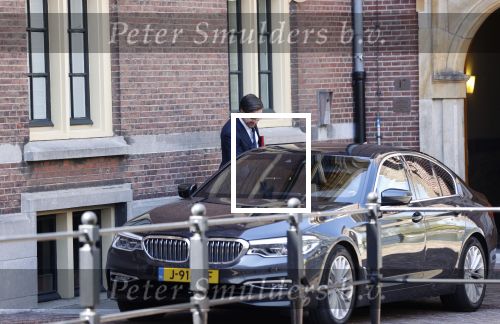 Den Haag 26 april 2021
Minister president Mark Rutte vertrekt met zijn auto vanaf het torentje. Er staan veel mensen te kijken.
