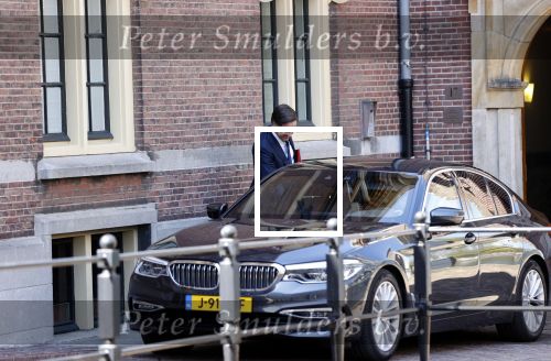 Den Haag 26 april 2021
Minister president Mark Rutte vertrekt met zijn auto vanaf het torentje. Er staan veel mensen te kijken.
