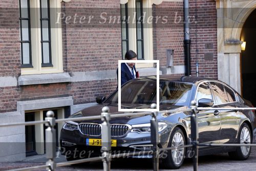 Den Haag 26 april 2021
Minister president Mark Rutte vertrekt met zijn auto vanaf het torentje. Er staan veel mensen te kijken.