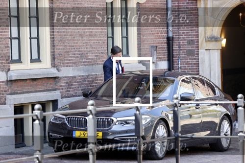Den Haag 26 april 2021
Minister president Mark Rutte vertrekt met zijn auto vanaf het torentje. Er staan veel mensen te kijken.