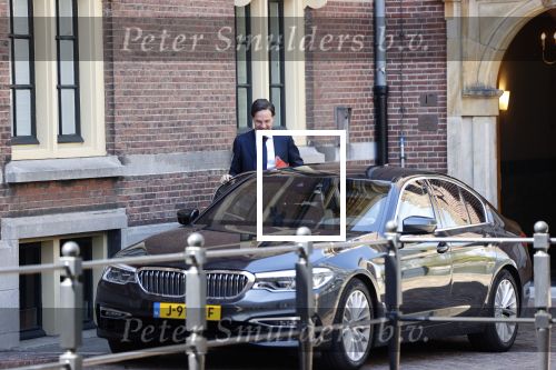 Den Haag 26 april 2021
Minister president Mark Rutte vertrekt met zijn auto vanaf het torentje. Er staan veel mensen te kijken.