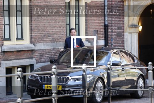Den Haag 26 april 2021
Minister president Mark Rutte vertrekt met zijn auto vanaf het torentje. Er staan veel mensen te kijken.