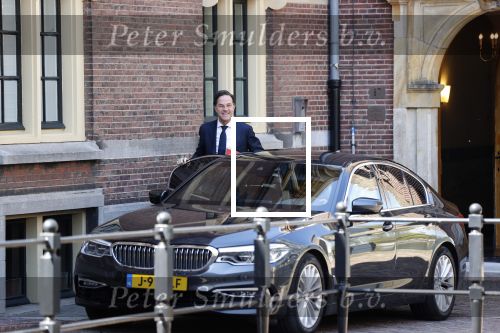 Den Haag 26 april 2021
Minister president Mark Rutte vertrekt met zijn auto vanaf het torentje. Er staan veel mensen te kijken.