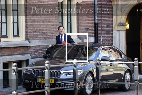 Den Haag 26 april 2021
Minister president Mark Rutte vertrekt met zijn auto vanaf het torentje. Er staan veel mensen te kijken.