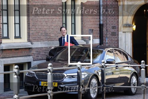 Den Haag 26 april 2021
Minister president Mark Rutte vertrekt met zijn auto vanaf het torentje. Er staan veel mensen te kijken.