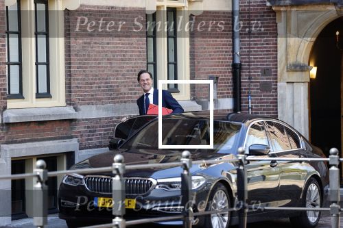Den Haag 26 april 2021
Minister president Mark Rutte vertrekt met zijn auto vanaf het torentje. Er staan veel mensen te kijken.