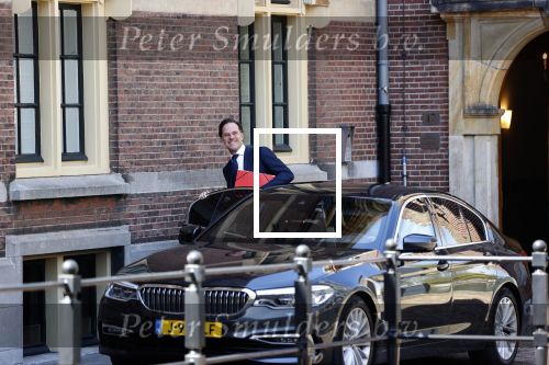 Den Haag 26 april 2021
Minister president Mark Rutte vertrekt met zijn auto vanaf het torentje. Er staan veel mensen te kijken.