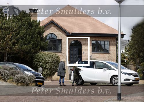 Noordwijk 5 mei 2021
Bij het nieuwe huis van Martien Meiland komen er de hele dag door nieuwsgierige fans een kijkje nemen