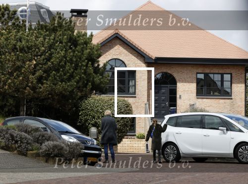 Noordwijk 5 mei 2021
Bij het nieuwe huis van Martien Meiland komen er de hele dag door nieuwsgierige fans een kijkje nemen