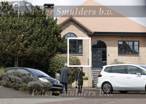 Noordwijk 5 mei 2021
Bij het nieuwe huis van Martien Meiland komen er de hele dag door nieuwsgierige fans een kijkje nemen