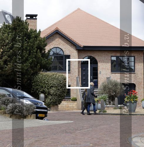 Noordwijk 5 mei 2021
Bij het nieuwe huis van Martien Meiland komen er de hele dag door nieuwsgierige fans een kijkje nemen