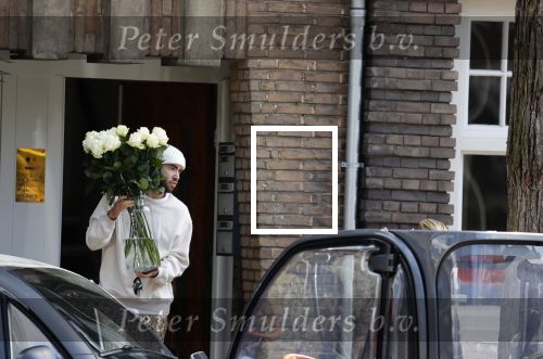 Amsterdam 17 april 2021 
Connie Witteman brengt een grote bos met witte rozen naar het huis van haar zoon Marvin . De Vriend van Marvin Breukhoven neemt ze in ontvangst