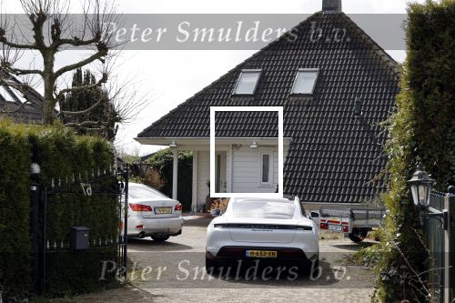Alkmaar Stompetoren 5 april 2021
Marco en Leontine Borsato rijden met zijn porsche Taycan naar het huis van zijn moeder Mary om pasen te vieren