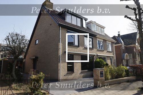 Noordwijk 31 maart 2021
Maxim Meiland haar vader Martien Moeder Erica oma partner Leroy en Sander v Betten ( vriend Erica) helpen mee met de verhuizing naar hun nieuwe huis