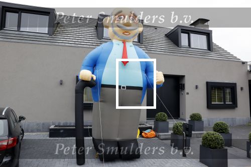 Abcoude 4 april 2021
Najib Amhali wordt 50 jaar en ziet abraham . Najib met zijn vrouw Niama en hun kinderen. Voor het huis staat een Abraham.