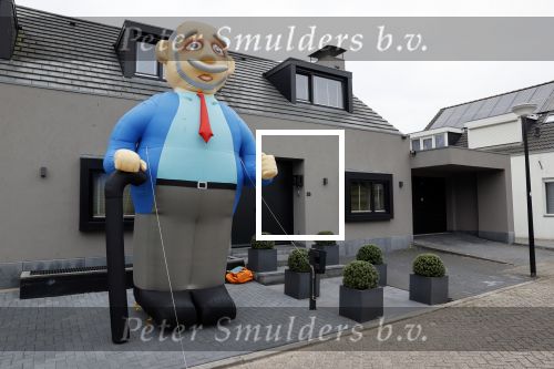Abcoude 4 april 2021
Najib Amhali wordt 50 jaar en ziet abraham . Najib met zijn vrouw Niama en hun kinderen. Voor het huis staat een Abraham.