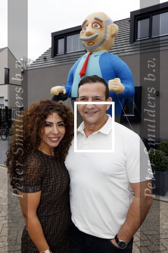 Abcoude 4 april 2021
Najib Amhali wordt 50 jaar en ziet abraham . Najib met zijn vrouw Niama en hun kinderen. Voor het huis staat een Abraham.