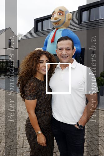Abcoude 4 april 2021
Najib Amhali wordt 50 jaar en ziet abraham . Najib met zijn vrouw Niama en hun kinderen. Voor het huis staat een Abraham.