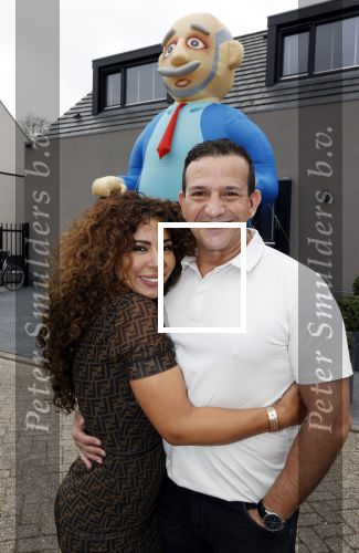 Abcoude 4 april 2021
Najib Amhali wordt 50 jaar en ziet abraham . Najib met zijn vrouw Niama en hun kinderen. Voor het huis staat een Abraham.