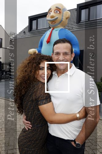 Abcoude 4 april 2021
Najib Amhali wordt 50 jaar en ziet abraham . Najib met zijn vrouw Niama en hun kinderen. Voor het huis staat een Abraham.