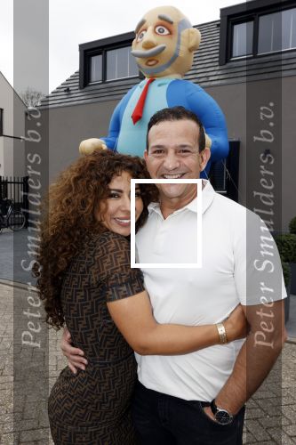 Abcoude 4 april 2021
Najib Amhali wordt 50 jaar en ziet abraham . Najib met zijn vrouw Niama en hun kinderen. Voor het huis staat een Abraham.