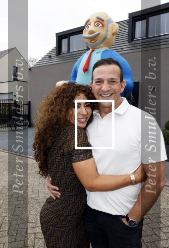 Abcoude 4 april 2021
Najib Amhali wordt 50 jaar en ziet abraham . Najib met zijn vrouw Niama en hun kinderen. Voor het huis staat een Abraham.