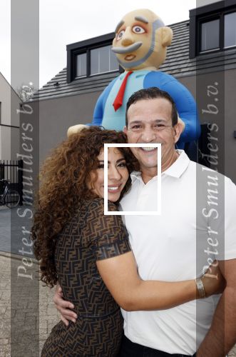 Abcoude 4 april 2021
Najib Amhali wordt 50 jaar en ziet abraham . Najib met zijn vrouw Niama en hun kinderen. Voor het huis staat een Abraham.