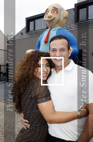 Abcoude 4 april 2021
Najib Amhali wordt 50 jaar en ziet abraham . Najib met zijn vrouw Niama en hun kinderen. Voor het huis staat een Abraham.